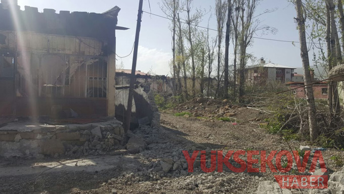 Yüksekova'nın o mahallesinde çatışma ve bombardıman izleri 19