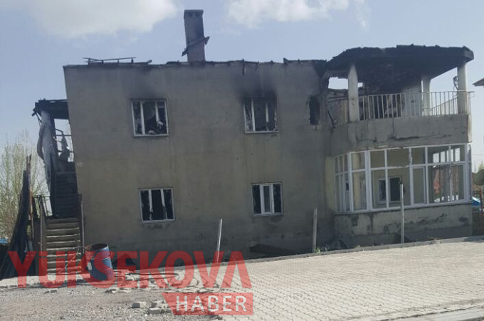 Yüksekova'nın o mahallesinde çatışma ve bombardıman izleri 24