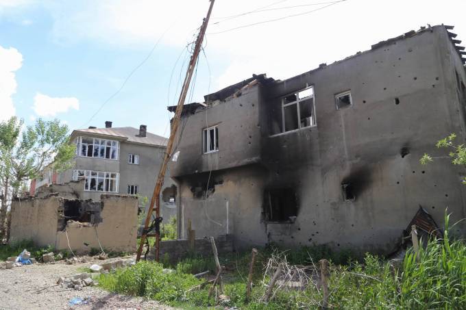 Yüksekova'dan çatışma ve bombardıman izleri 31