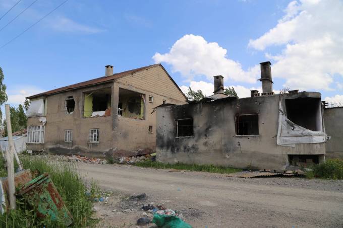 Yüksekova'dan çatışma ve bombardıman izleri 48