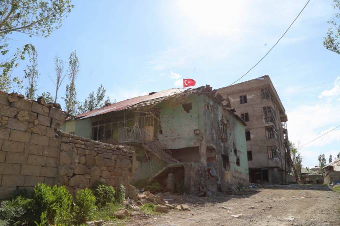 Yüksekova'dan çatışma ve bombardıman izleri 73