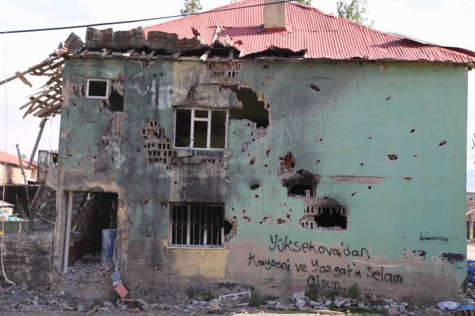 Yüksekova'dan çatışma ve bombardıman izleri 75