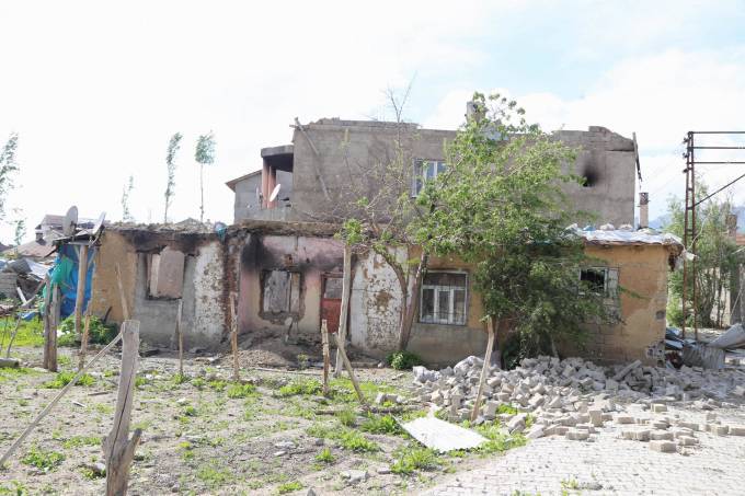 Yüksekova'dan çatışma ve bombardıman izleri 96