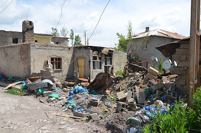 Yüksekova'ya dönen vatandaşlar enkaz yığını ile karşılaştı - 30-05-2016 - Galeri 83