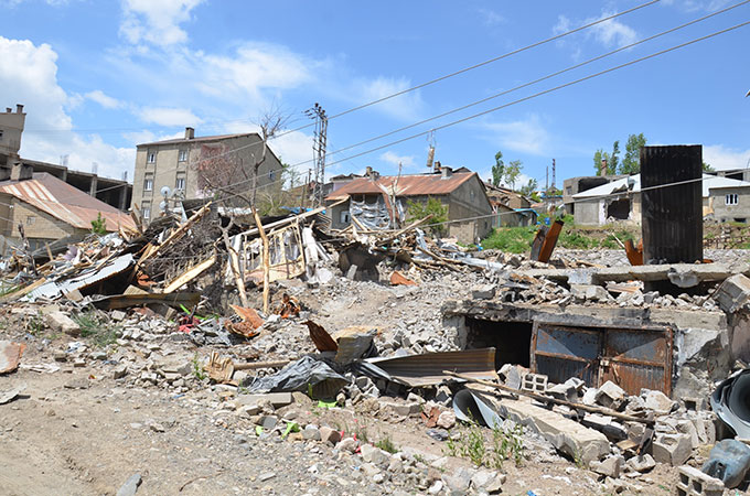 Yüksekova'ya dönen vatandaşlar enkaz yığını ile karşılaştı - 30-05-2016 - Galeri 93