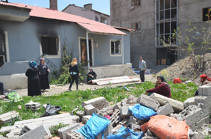 Yüksekova'ya dönen vatandaşlar enkaz yığını ile karşılaştı - 30-05-2016 - Galeri 99