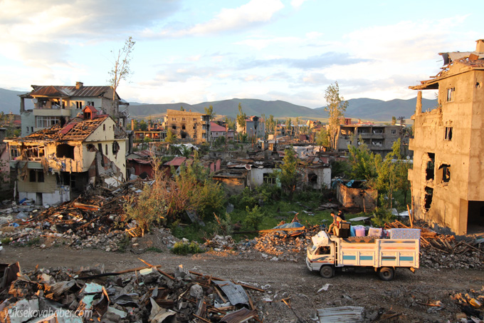 Yüksekova'da evlerin enkazlarından fotoğraflar 10