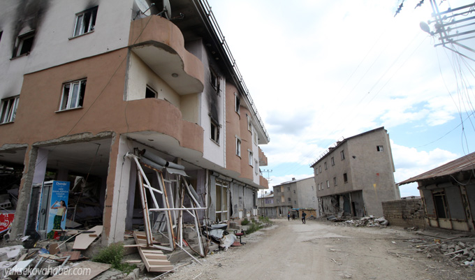 Yüksekova'da evlerin enkazlarından fotoğraflar 100