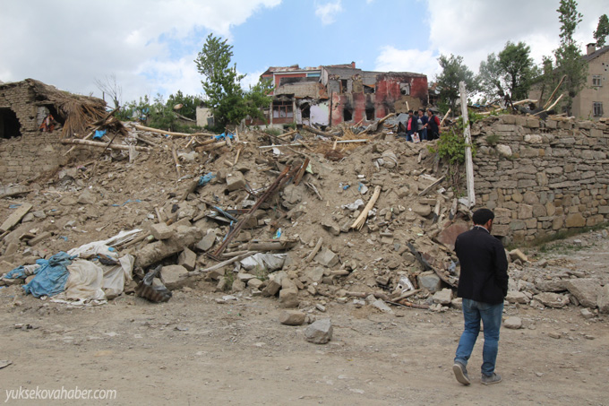 Yüksekova'da evlerin enkazlarından fotoğraflar 101