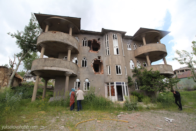 Yüksekova'da evlerin enkazlarından fotoğraflar 102