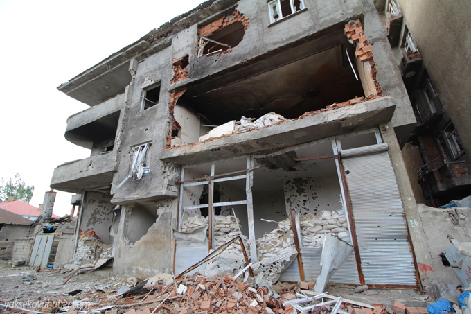 Yüksekova'da evlerin enkazlarından fotoğraflar 103