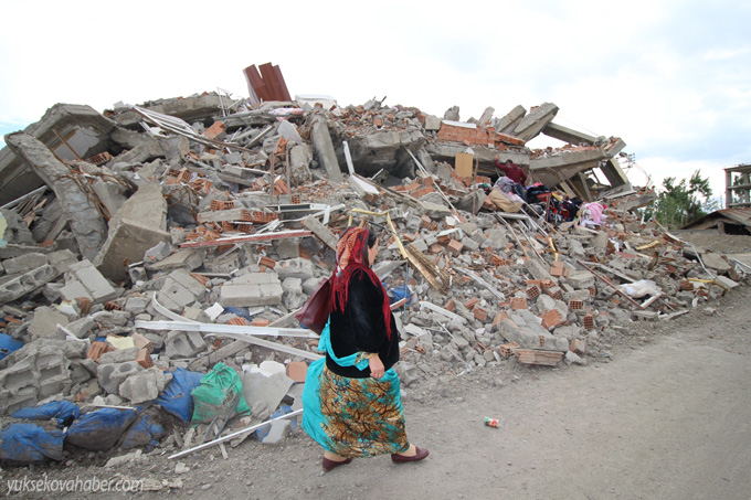 Yüksekova'da evlerin enkazlarından fotoğraflar 104