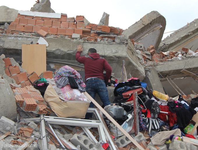 Yüksekova'da evlerin enkazlarından fotoğraflar 105