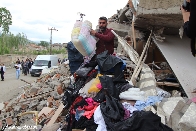 Yüksekova'da evlerin enkazlarından fotoğraflar 106