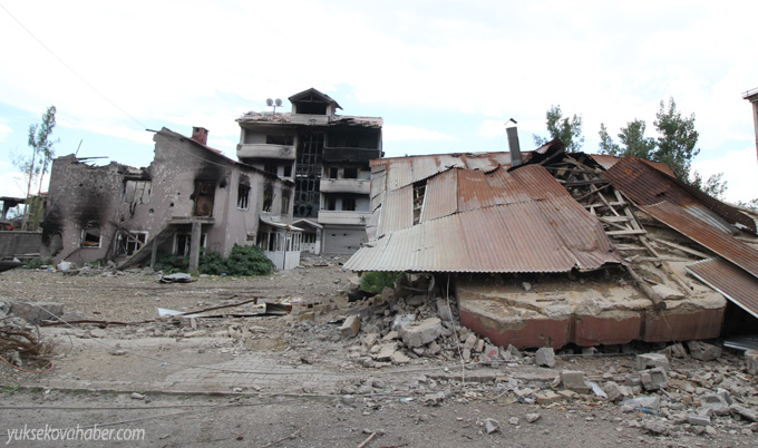 Yüksekova'da evlerin enkazlarından fotoğraflar 108