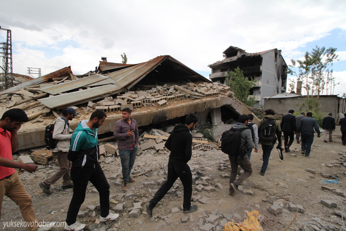 Yüksekova'da evlerin enkazlarından fotoğraflar 109