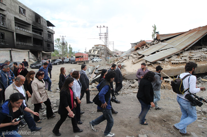 Yüksekova'da evlerin enkazlarından fotoğraflar 110