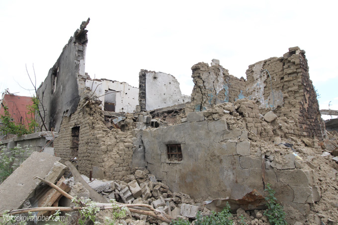 Yüksekova'da evlerin enkazlarından fotoğraflar 111