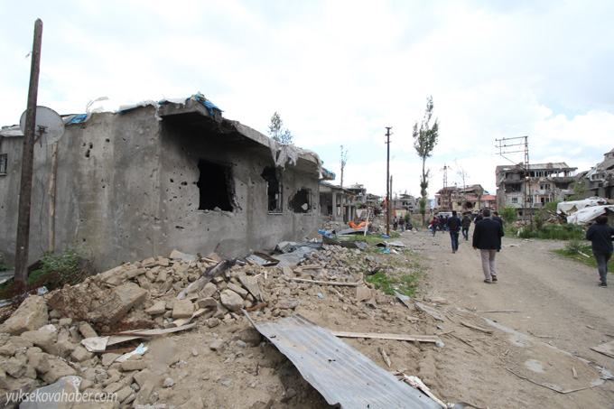 Yüksekova'da evlerin enkazlarından fotoğraflar 112