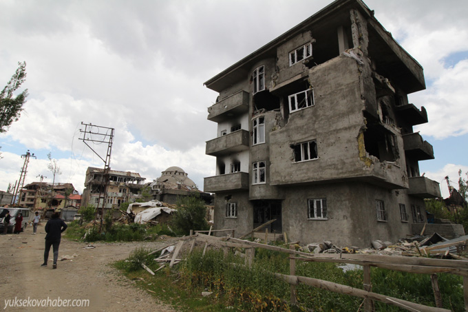 Yüksekova'da evlerin enkazlarından fotoğraflar 113