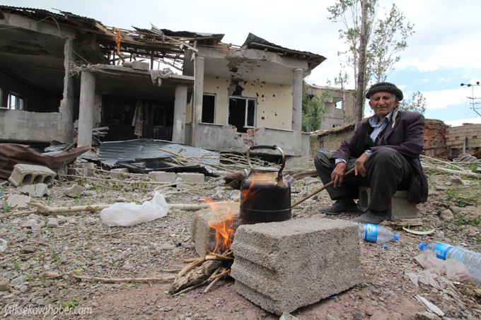 Yüksekova'da evlerin enkazlarından fotoğraflar 115
