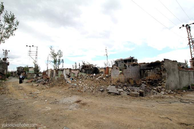 Yüksekova'da evlerin enkazlarından fotoğraflar 116