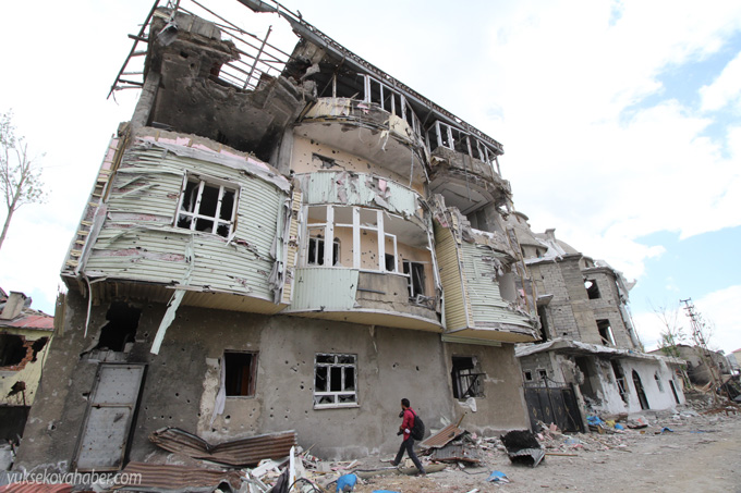 Yüksekova'da evlerin enkazlarından fotoğraflar 117