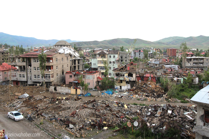 Yüksekova'da evlerin enkazlarından fotoğraflar 120
