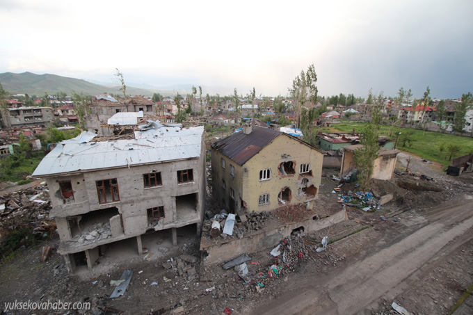 Yüksekova'da evlerin enkazlarından fotoğraflar 122