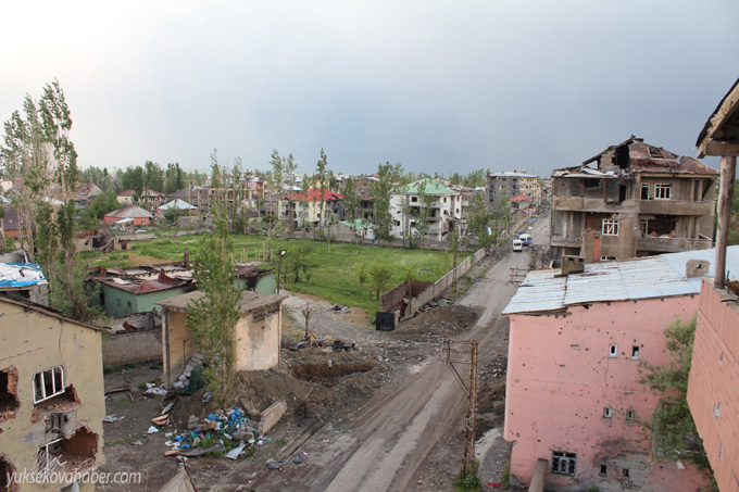 Yüksekova'da evlerin enkazlarından fotoğraflar 123