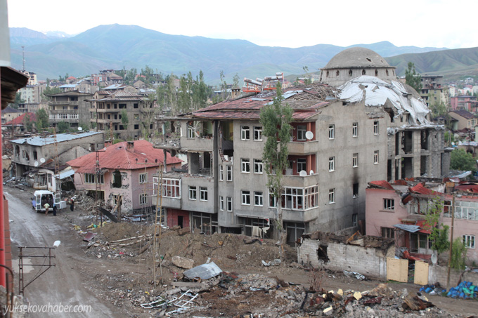 Yüksekova'da evlerin enkazlarından fotoğraflar 124