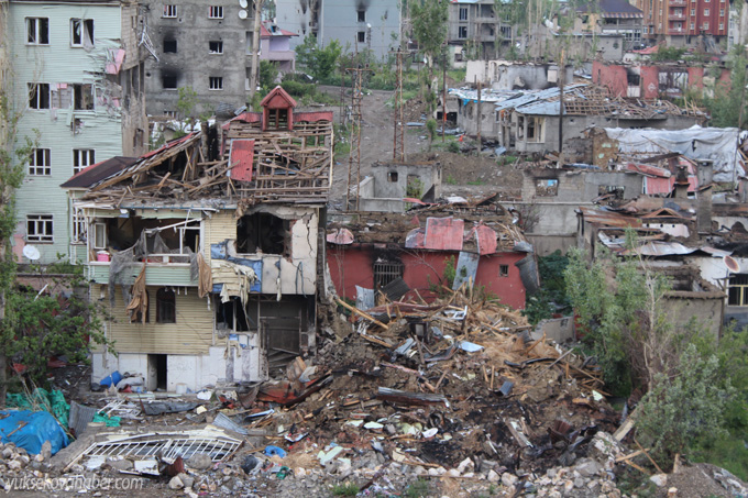 Yüksekova'da evlerin enkazlarından fotoğraflar 125
