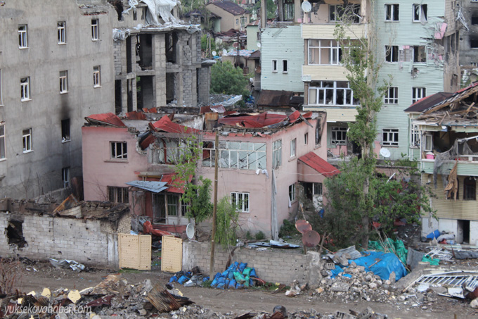 Yüksekova'da evlerin enkazlarından fotoğraflar 126