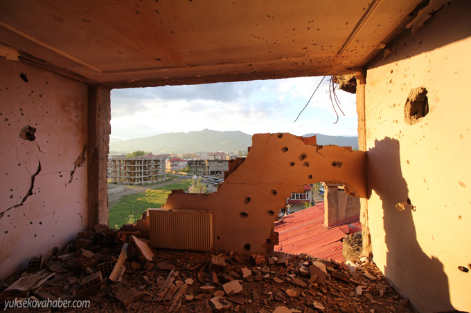 Yüksekova'da evlerin enkazlarından fotoğraflar 127