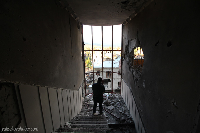 Yüksekova'da evlerin enkazlarından fotoğraflar 129