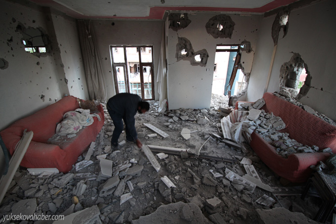 Yüksekova'da evlerin enkazlarından fotoğraflar 131