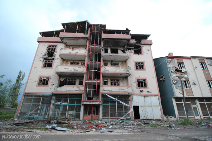 Yüksekova'da evlerin enkazlarından fotoğraflar 132
