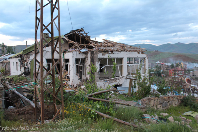 Yüksekova'da evlerin enkazlarından fotoğraflar 133