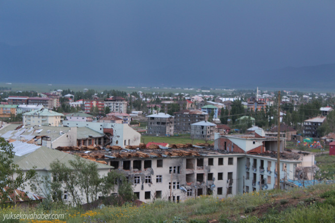 Yüksekova'da evlerin enkazlarından fotoğraflar 134