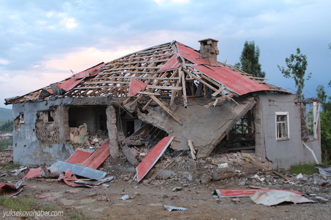 Yüksekova'da evlerin enkazlarından fotoğraflar 138