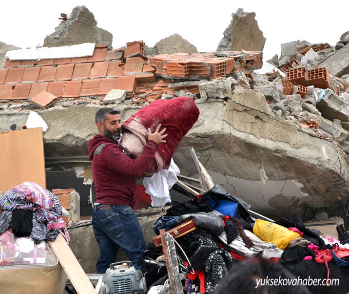Yüksekova'da evlerin enkazlarından fotoğraflar 14