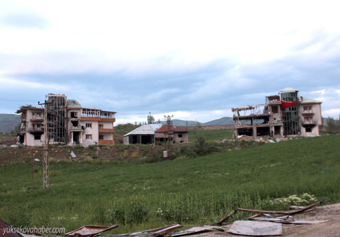Yüksekova'da evlerin enkazlarından fotoğraflar 140