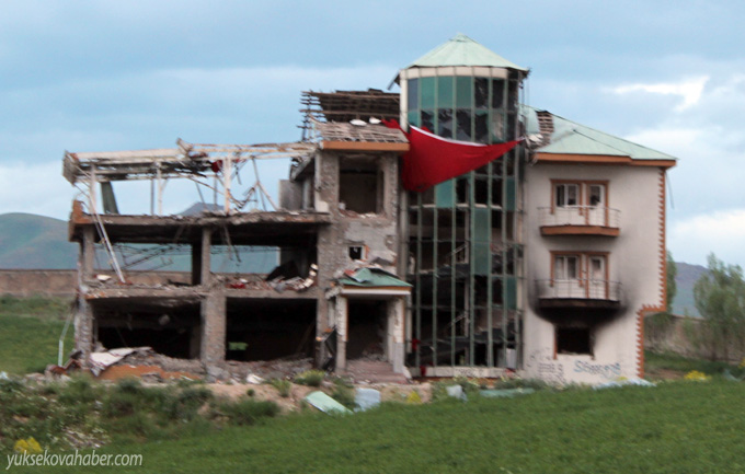 Yüksekova'da evlerin enkazlarından fotoğraflar 141