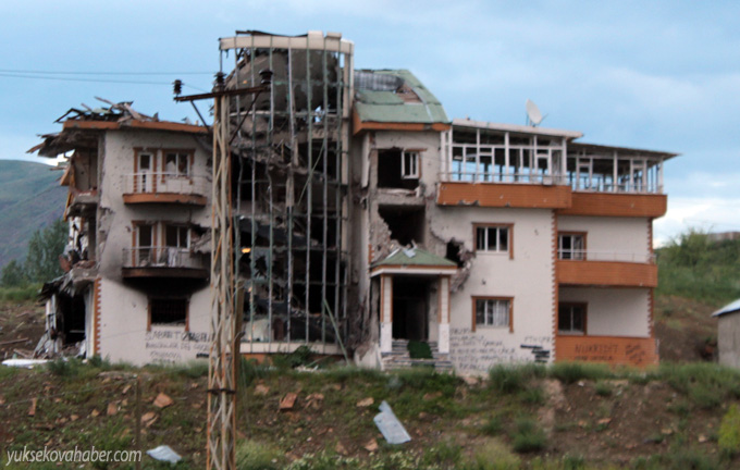 Yüksekova'da evlerin enkazlarından fotoğraflar 142