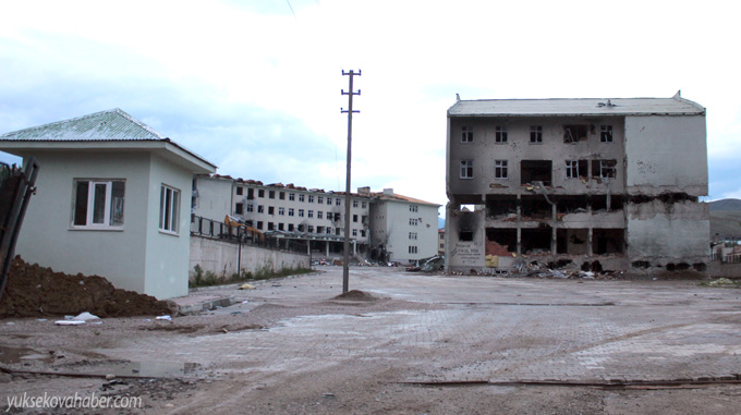 Yüksekova'da evlerin enkazlarından fotoğraflar 143