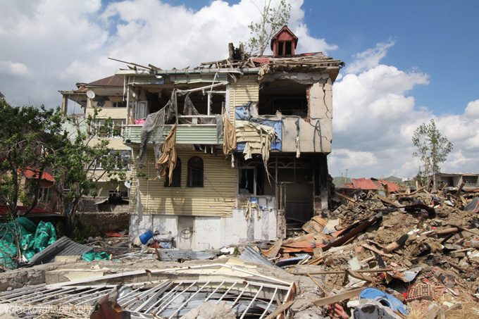 Yüksekova'da evlerin enkazlarından fotoğraflar 144