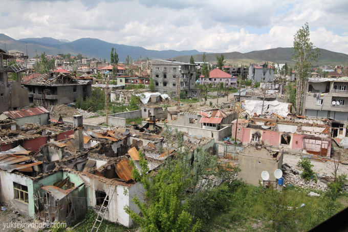 Yüksekova'da evlerin enkazlarından fotoğraflar 145