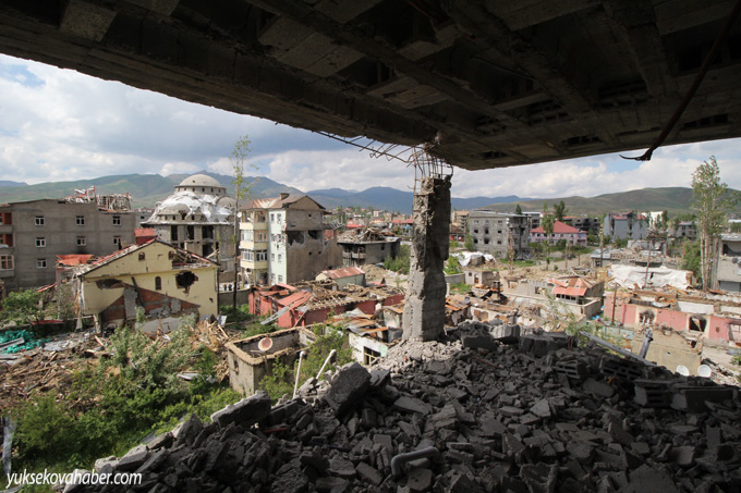 Yüksekova'da evlerin enkazlarından fotoğraflar 146