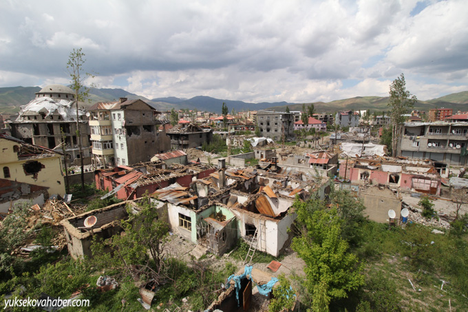 Yüksekova'da evlerin enkazlarından fotoğraflar 147