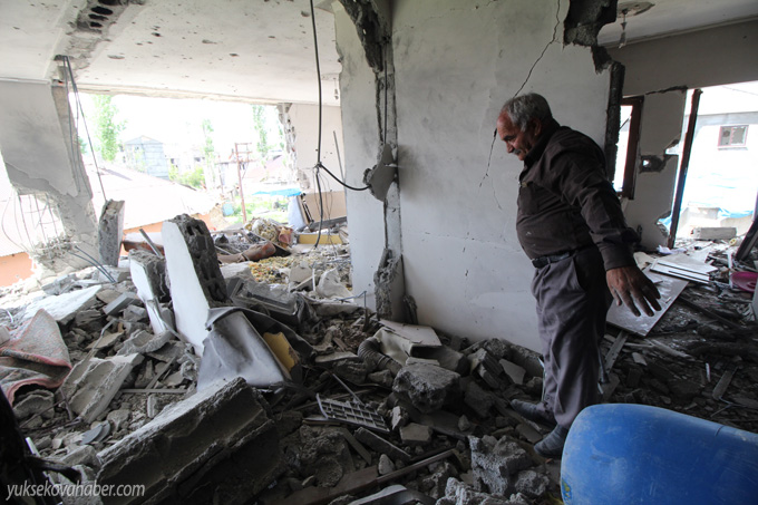 Yüksekova'da evlerin enkazlarından fotoğraflar 148